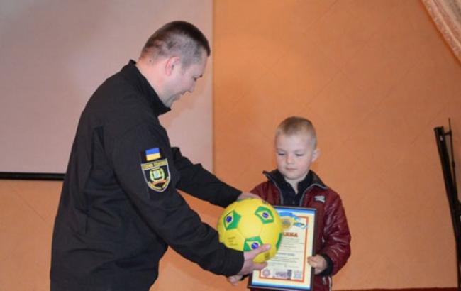 На Донбассе полиция наградила первоклассника, который нашел 14 гранат возле школы