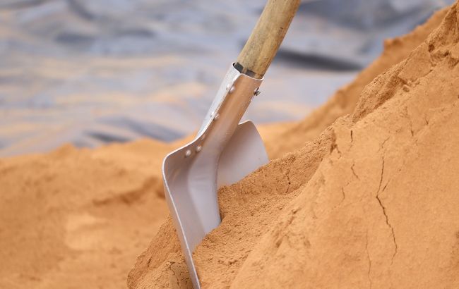 Надоели ямы: в Киеве люди сами начали "ремонтировать" разбитую дорогу