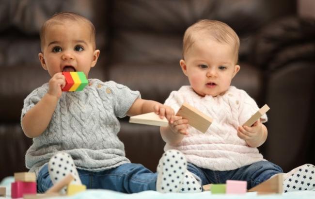 В Великобритании родились близнецы с разным цветом кожи