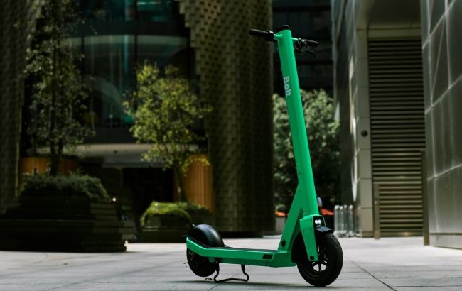 Типовий радянський злодій: у Києві чоловік привласнив "нічийний" самокат (відео)