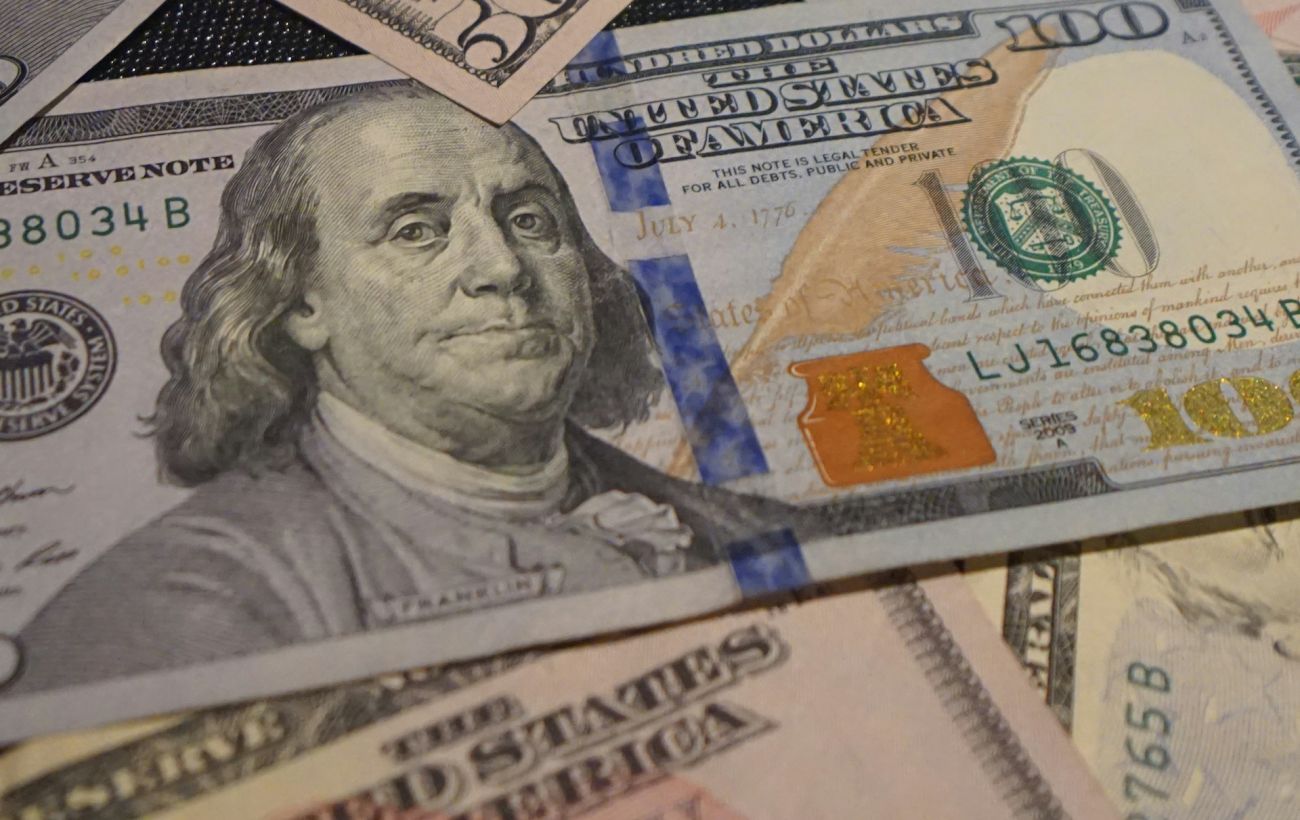 НБУ підвищив курс долара на 1 грудня