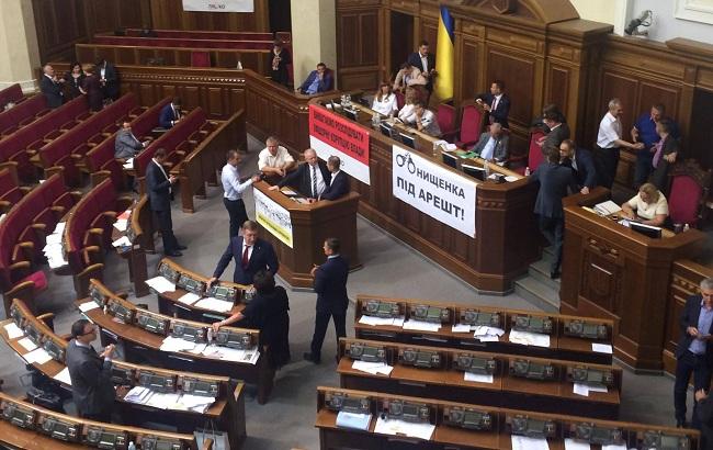 Нардепи продовжують блокувати трибуну і президію Ради