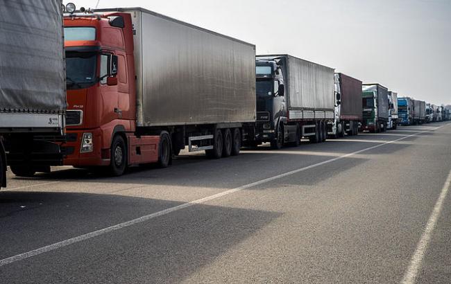 Блокада Криму: на кордоні з півостровом знаходяться 74 вантажівки, - МВС