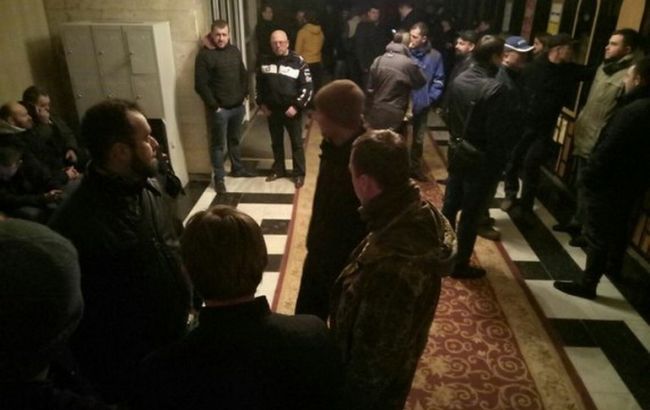 Активисты заняли Волынскую ОГА из-за разгона участников блокады Донбасса