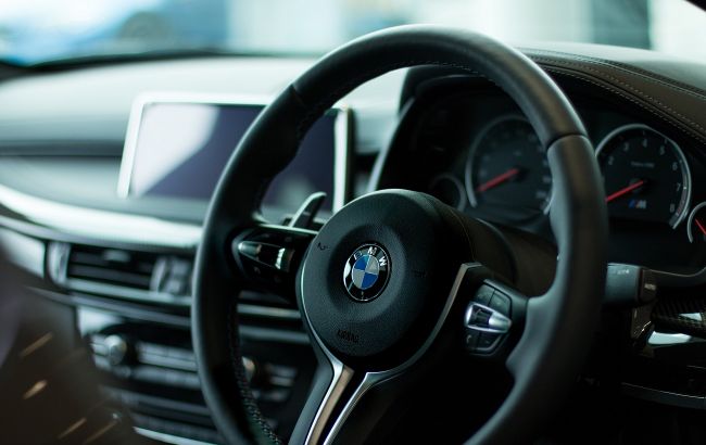 Под Киевом водитель BMW устроил дрифт на оживленной трассе (видео)