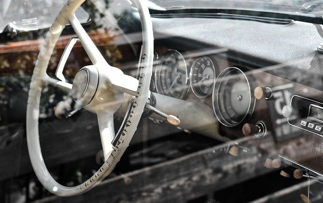 В Україні виявили майже без пробігу 30-річну "Волгу" з запасами радянської горілки