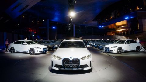 Как тебе такое Илон Маск: BMW досрочно начала поставки электрокаров i4 клиентам