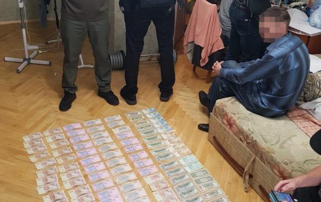 У Києві затримали тюремщика на збуті наркотиків ув'язненим