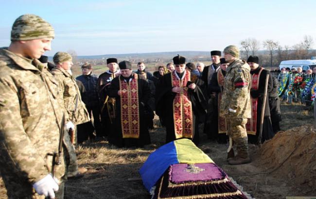 Попрощалися на колінах: в Житомирі поховали командира АТО, прийняв бій на себе