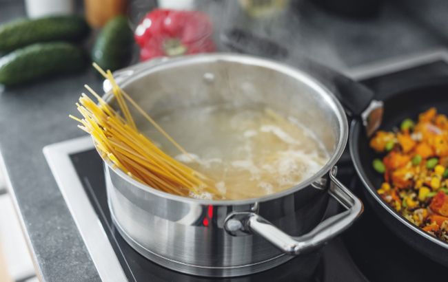 Что сделать, чтобы вода не сбегала из кастрюли во время варки: поможет масло и деревянная лопатка