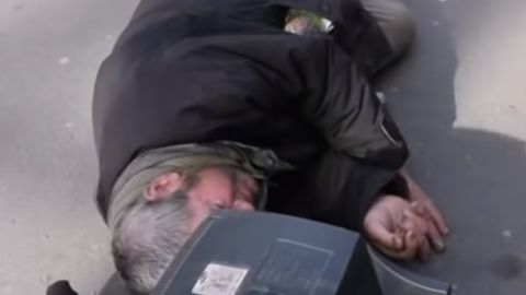 Просто устал: мужчина уснул на главной улице Николаева (видео)