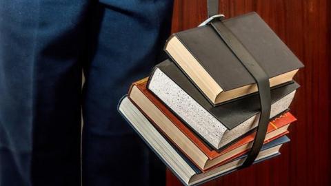 "Лесбійський маразм": в мережі скандал через новий шкільний підручник (фото)