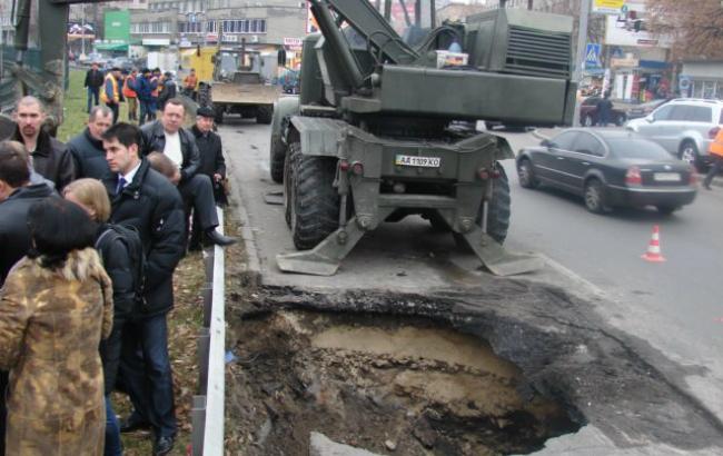 В Соломенском районе Киева из-за повреждения коллектора ограничено движение транспорта