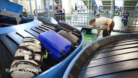 В "Борисполе" пассажиры вторые сутки не могут улететь в Грузию: хаос, крики, а багаж - потеряли