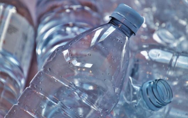 Шкодять дорослим та дітям: ось чому ризиковано використовували пластикові пляшки