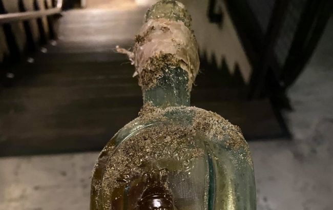 В Одессе обнаружили столетнюю бутылку коньяка, стоимость которой впечатляет