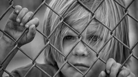 Тримали на ланцюгах: стало відомо, в яких умовах жили 13 дітей, над якими знущалися батьки