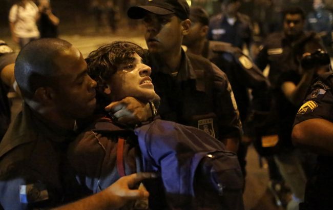 У Бразилії поліцейські стріляли в демонстрантів з церкви