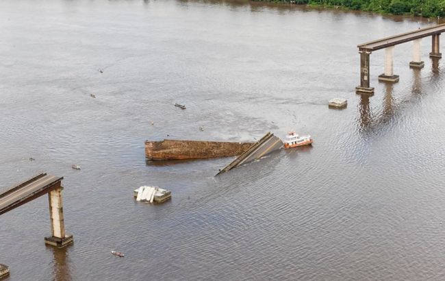 В Бразилии в реку обрушилась часть моста