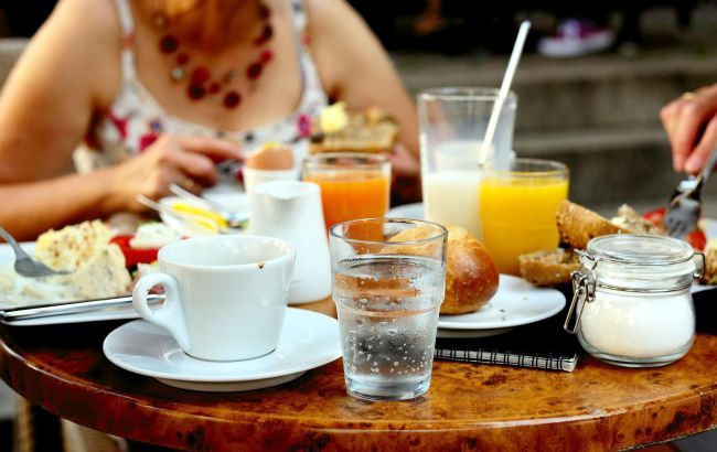 Чи потрібно пити 8 склянок води на добу: медики спростували популярний міф