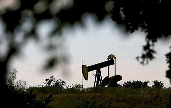 Нефть Brent торгуется ниже 44 долларов за баррель