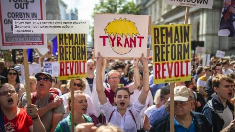 Тисячі британців влаштували демонстрацію проти зупинки роботи парламенту