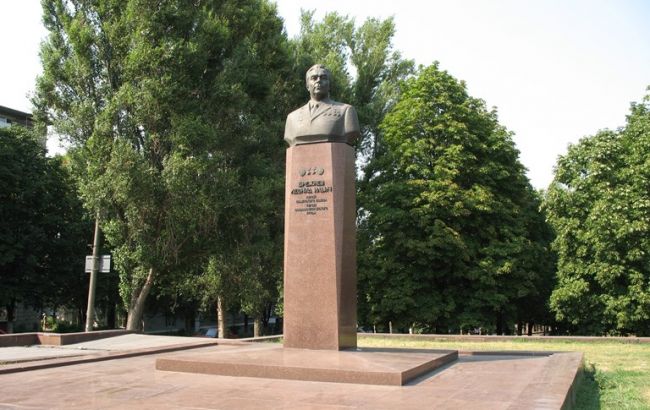 У Дніпродзержинську демонтують пам'ятники Брежнєву і Дзержинському