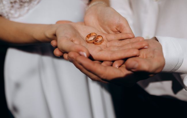 Обязательно ли покупать одинаковые кольца новобрачным на свадьбу: не все знают