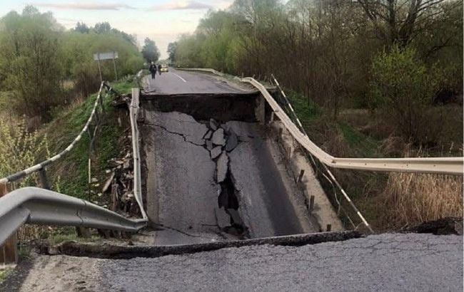 Під Львовом на трасі обвалився міст: фото і відео з місця НП