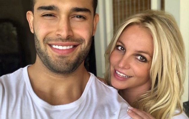 До свят готові: Брітні Спірс зачарувала романтичним фото з молодим бойфрендом