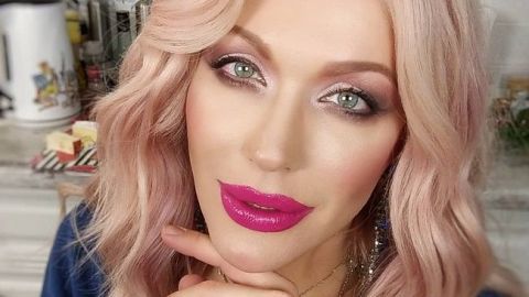 С голубыми губами: травести-дива Монро в смелом образе оголилась на камеру