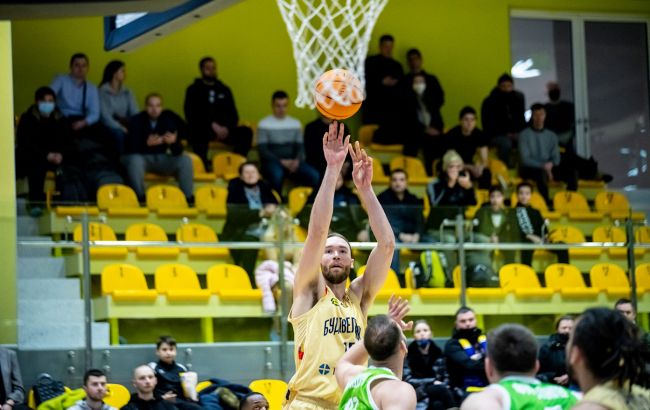 "Будівельник" повернув американського центрового