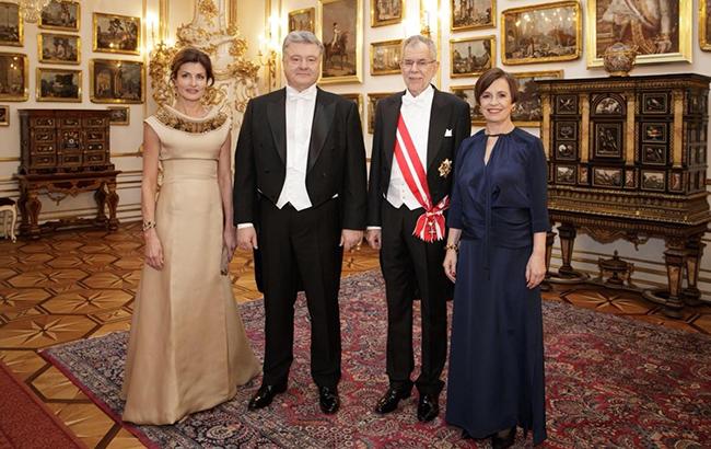 "У зрадофілів чергова величезна зрада": соцмережі про візит Порошенко на Віденський бал