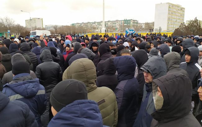 Тысячи митингующих штурмуют резиденцию президента в Алматы