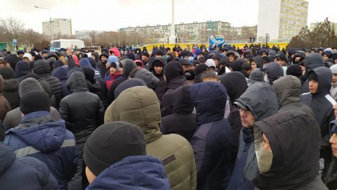 Масові затримання, сутички та штурм адмінбудівлі. Протести в Казахстані тривають: подробиці