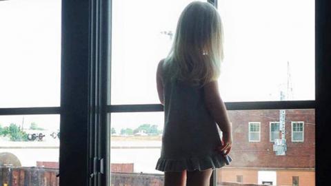 Спасение от первого лица: "копу" пришлось лезть через окно, чтобы спасти ребенка (видео)