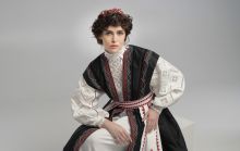 Українська вишивка на тайському шовку: Оксана Полонець представила сукню на виставці в Бангкоку