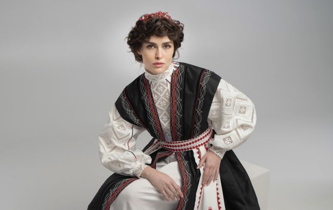 Українська вишивка на тайському шовку: Оксана Полонець представила сукню на виставці в Бангкоку