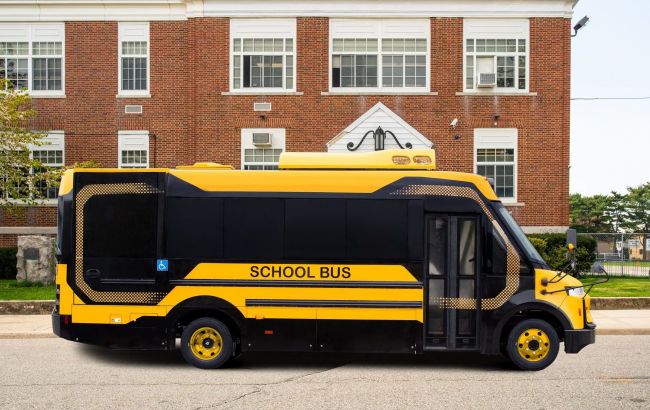 Представлений шкільний електробус, який здатний живити електрикою.