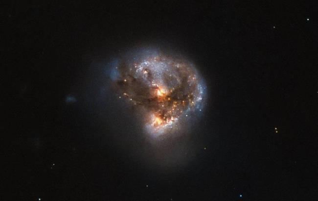 Телескоп Hubble сфотографував галактику-лазер