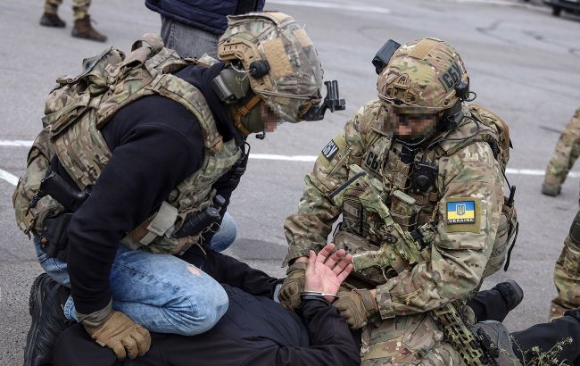 Собирал россиянам данные о поставках Украине оружия: СБУ разоблачила "военного эксперта"