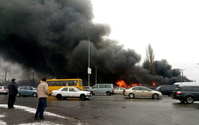 У Києві горить "Даринок", закриті дві станції метро