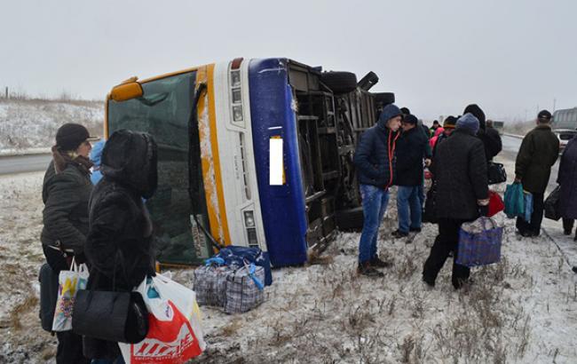 В Харьковской области перевернулся пассажирский автобус, пострадали 11 человек