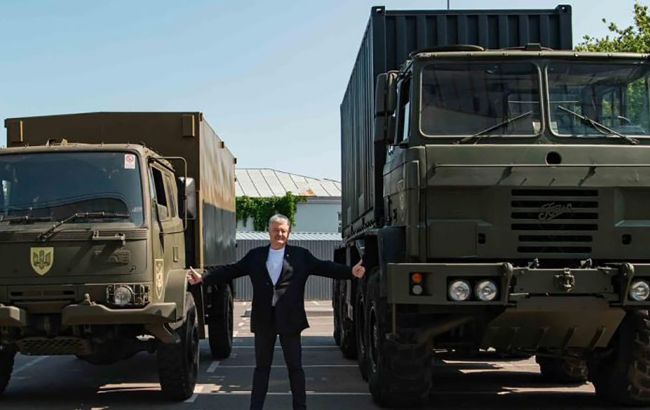 Порошенко везе на фронт вантажівку Foden, яка піднімає 18 тонн
