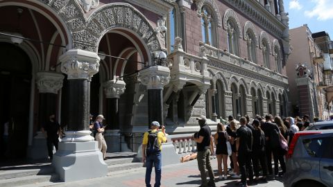 У Києві активісти закликали НБУ позбавити ліцензії платіжну систему Globalmoney