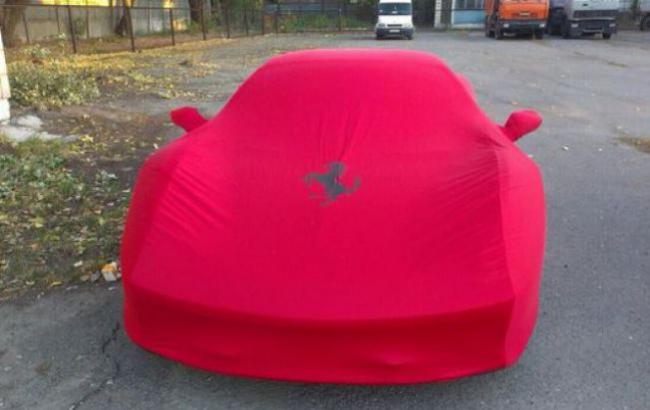 У Ferrari, яку патрульні відігнали на штрафмайданчик в Києві, знайшлося відразу п'ять господарів
