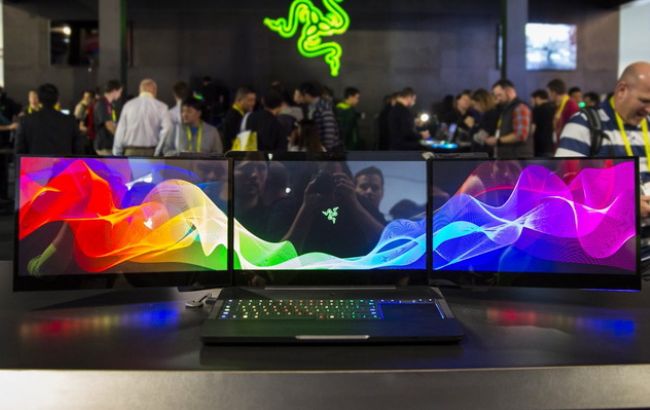 В США на выставке CES-2017 украли прототипы ноутбука с тремя мониторами