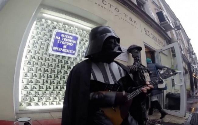 У Росії Дарт Вейдер освоїв балалайку і став вуличним музикантом-закликальником