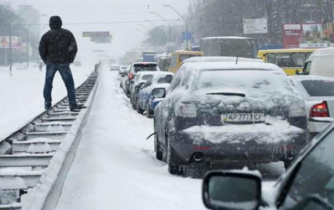 Київ через снігопад стоїть у 10-бальних пробках