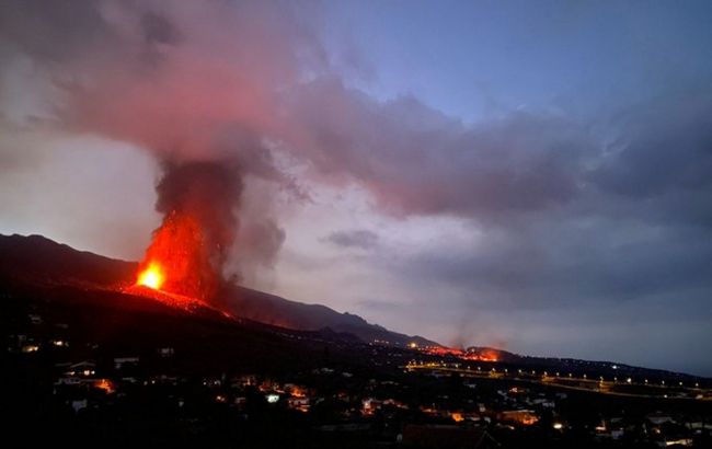 Влада острова Ла Пальма евакуює ще три міста через посилення активності вулкана